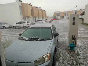 Intensa lluvia y granizo inundan calles del municipio