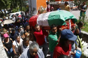 Cientos despiden cuerpo de José Santamaría, alcalde de Huehuetlán