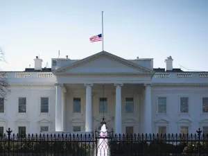 Detienen a sujeto que intentó brincar cerca de la Casa Blanca
