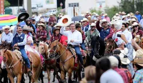 Participó Moreno Valle en la tradicional Cabalgata Villista en Chihuahua