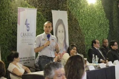 Mario Riestra se reúne con integrantes de la CANIRAC
