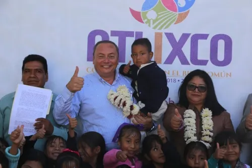 Guillermo Velázquez entrega donación de terreno para la educación