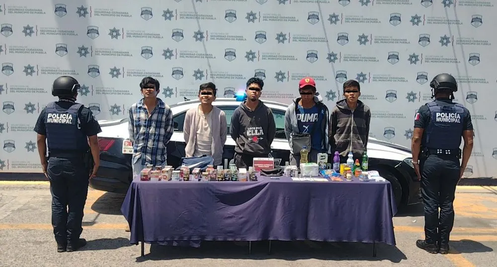 Detuvo policía municipal de Puebla a cinco hombres robo a sucursal OXXO