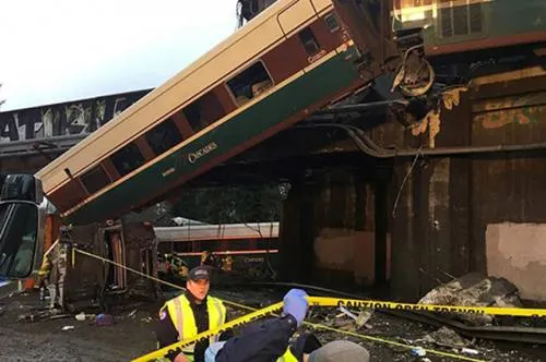 Reportan 6 personas muertas en accidente de tren en Washington