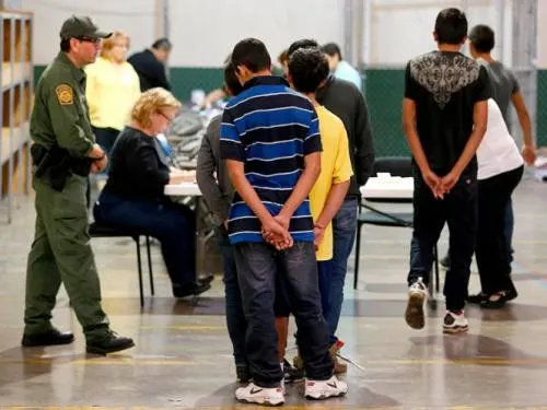 Demoras en EU dejan a niños migrantes con traficantes