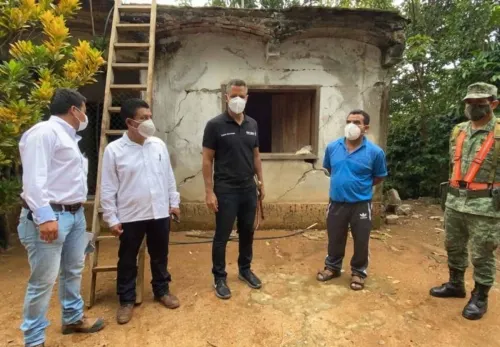 Murat realiza cuarto recorrido en comunidades afectadas por sismo