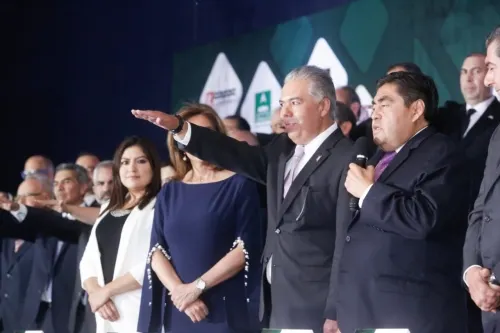 Gobernador toma protesta a nuevo presidente del CCE Puebla