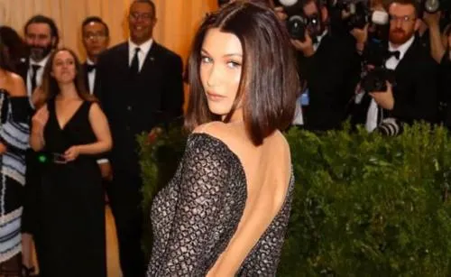 Bella Hadid sorprende en diminuta pieza de lencería a Instagram