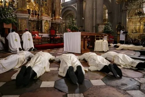 Arzobispo preside la ordenación de nuevos sacerdotes