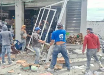 Chispa de soldadura alcanza cohetes y destruye cremería en Cañada Morelos; reportan tres lesionados