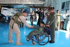 Conceden a niño discapacitado ser piloto por un día