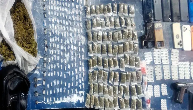 Cae en Acajete sujeto con armas, droga y equipo telefónico