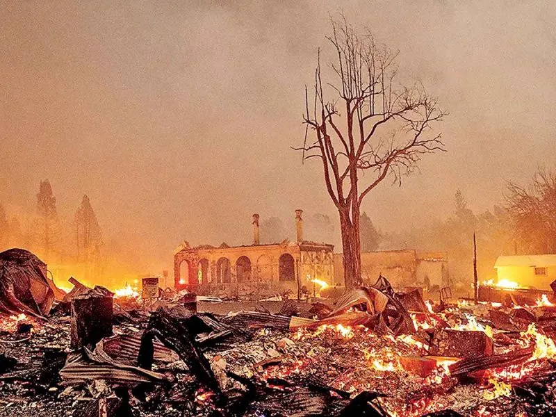 Incendio arrasa con casas en California