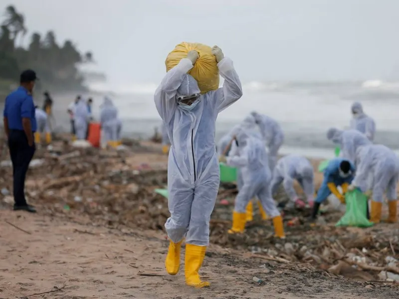 Catástrofe ambiental en Sri Lanka: barco en llamas contamina playas