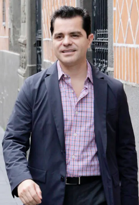 Atrás de encuesta contra gobernadores de Morena, el autor de las “guerras sucias” de RMV