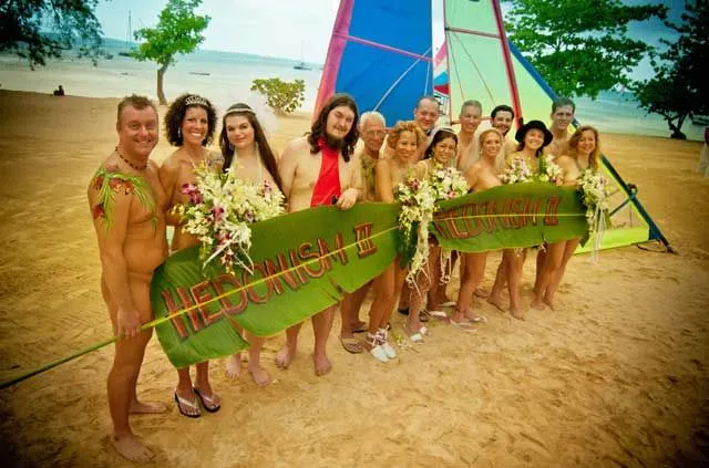San Valentín en Jamaica: Turistas realizan bodas al desnudo