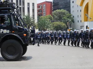 Repliega CNTE de la Segob hasta Monumento a la Revolución