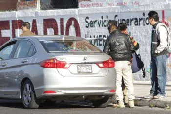 Silvia Tanús advierte castigo penal a conductores de taxis piratas en Puebla