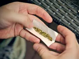 Detienen a presunto narcomenudista con medio Kg de mariguana