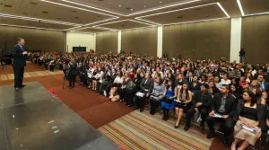 Moreno Valle entrega reconocimientos a burócratas
