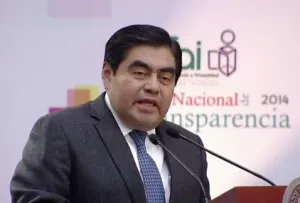 Miguel Barbosa sufre caída en patio del Senado