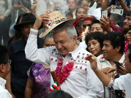 Afirma López Obrador que bajará IVA e ISR en el Istmo