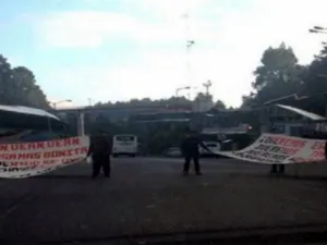 Normalistas toman caseta de la México-Toluca