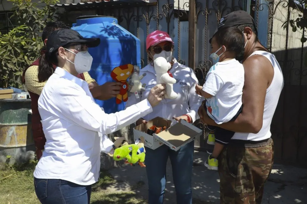 Entrega SEDIF ropa, calzado y juguetes a colonos de Valle del Paraíso
