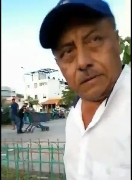 Taxista agrede a conductora de Uber