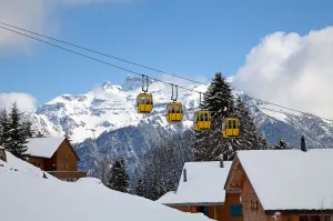 Turistas se quedan atrapados en teleférico de los Alpes