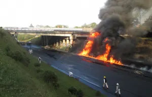 Incendio en ductos de Pemex, controlado: SGG