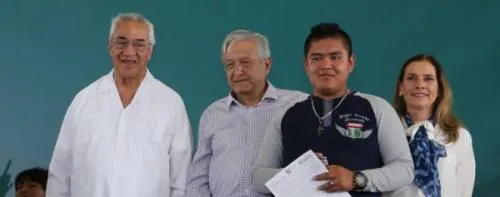 El presidente de México entrega programas integrales de bienestar; atestigua el gobernador