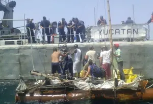 Marinos rescatan a 23 cubanos varados en Yucatán
