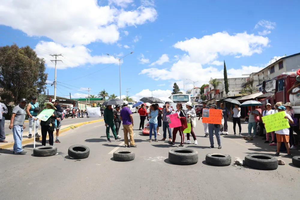 Vecinos bloquean el bulevar Valsequillo: exigen topes y mayor seguridad vial