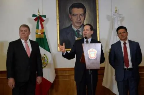 A dos meses de irse, Eruviel “reparte” notarías a amigos