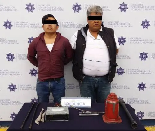 Detienen fuerzas municipales de Puebla a dos hombres por robo al interior de vehículo
