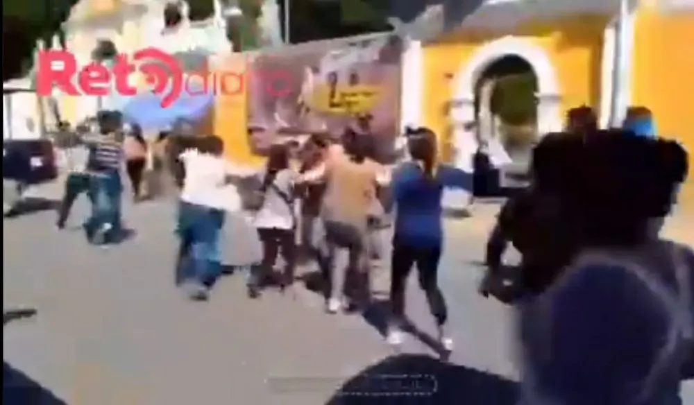 Desalojo de ambulantes termina en golpes en Tehuacán