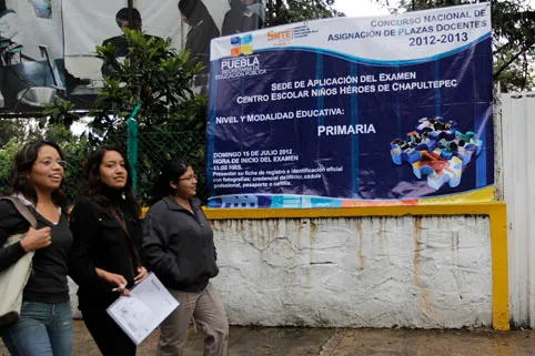 Darán 23 días de bono salarial a maestros de Puebla