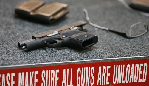 Maestro dispara accidentalmente su arma en una clase en California; hay tres heridos