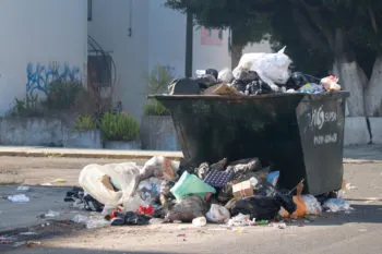 En lo que va del año, 65 personas fueron multadas por dejar desechos en la vía pública