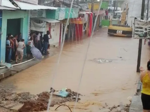 Se desborda río de aguas negras en Chiapas