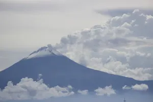 Cae ceniza en Amecameca y Atlautla por explosión del Popocatépetl
