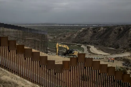 Trump polemiza con demócratas sobre muro fronterizo