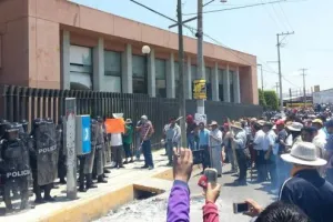 Maestros toman la SEP de Guerrero