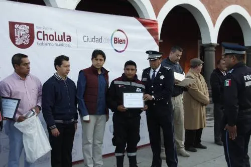 Entrega JJ reconocimientos y uniformes a elementos de seguridad