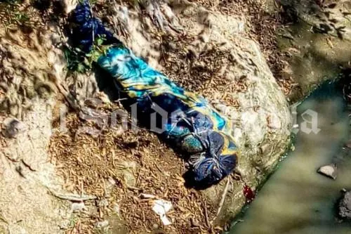 Encuentran cuerpo encobijado de hombre en barranca de Amozoc