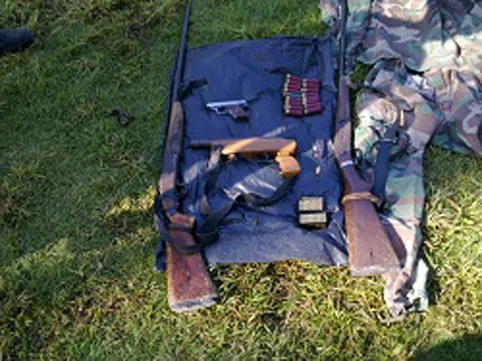 Hallan uniformes militares y armas en una bolsa de basura