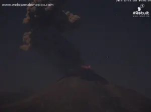 Volcán de Colima emite fumarola esta madrugada