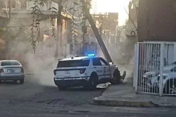 Patrulla de la SSC impacta contra poste; los oficiales resultaron ilesos