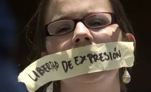 Reportera interpone denuncia en fiscalía por agresión